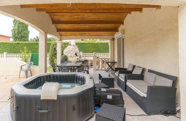 Villa with private pool and jacuzzi, Wi-Fi and air conditioning