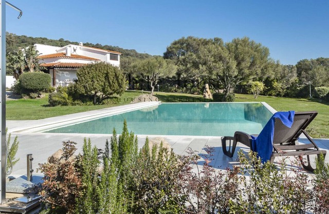 Villa with private pool in a strategic position