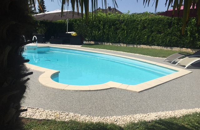 Villa with private pool in Moirans, near mountains and lakes, sleeps 4