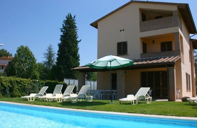 Villa with private swimming pool, enclosed garden and Wi-Fi access, ideal for groups. Situated near
