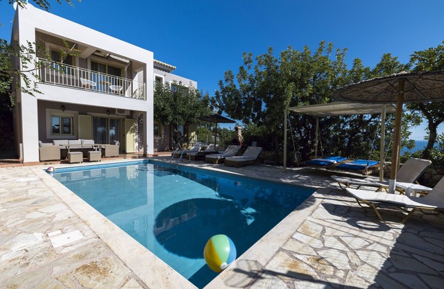 VILLA WITH PRIVATE SWIMMING POOL AND BREATHTAKING SEAVIEWS