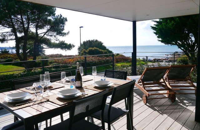 Villa with sea view and direct beach location