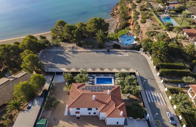 Villa with sea views and private pool at the beachfront