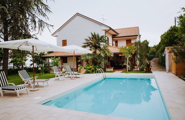 Villa with swimming pool in the countryside with sea view