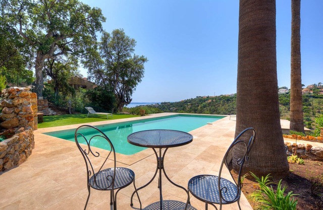 Villa with swimming pool and sea view, quiet
