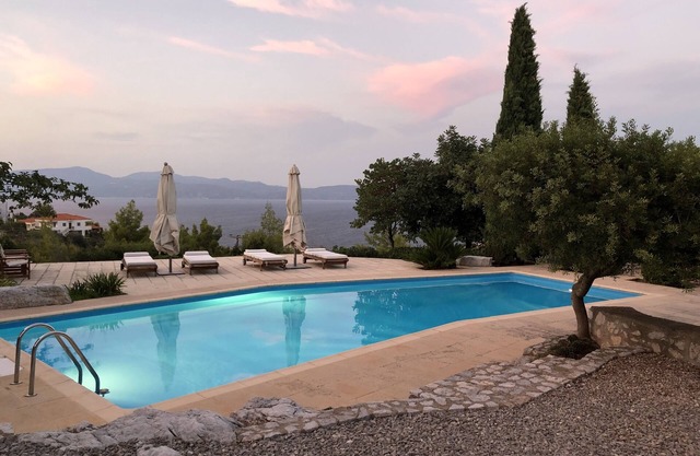 Villa with swimming pool and tennis/basketball court