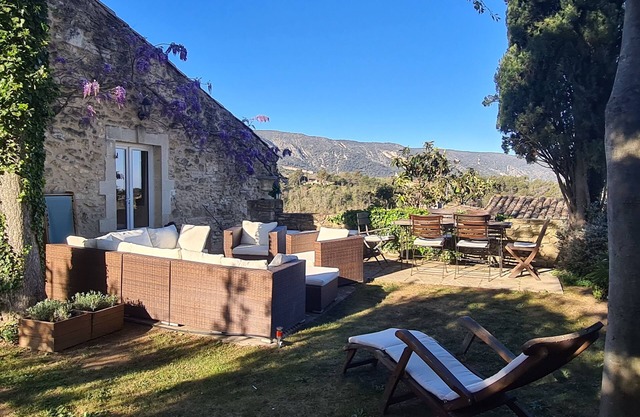 Village house in Ménerbes with a swimming pool and a dramatic view