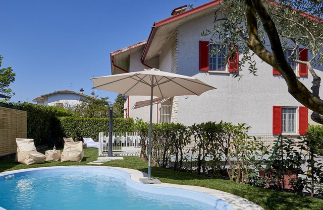 VILLETTA ANNA, SIRMIONE, LAKE GARDA a few meters from the beach