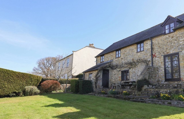 VINE COTTAGE, pet friendly, character holiday cottage in Musbury