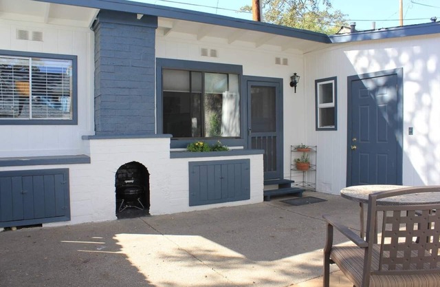 Vine Street Guest House is a Cozy Getaway! Minutes to Downtown!