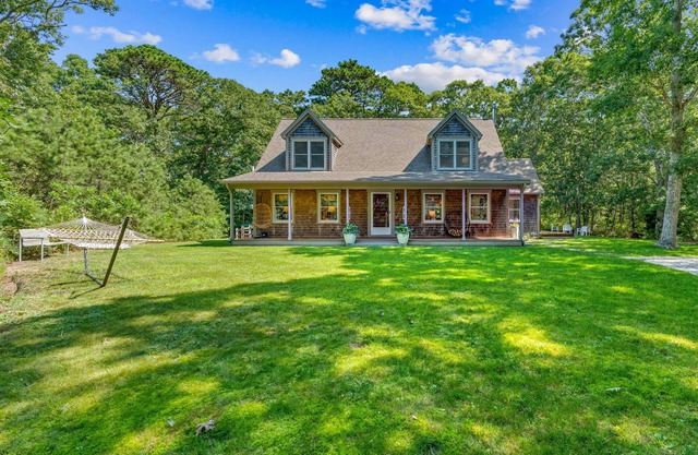 Vineyard Haven House: Fire Pit, BeachNearby & Garden View