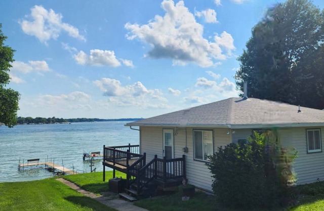 Vintage 2-bedroom cabin in tranquil Spirit Lake with WiFi, AC