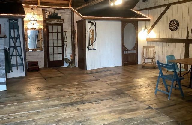 Vintage and antique house and barn. 15 minutes from Miller Zoo, Orchard at Ti-Paul,