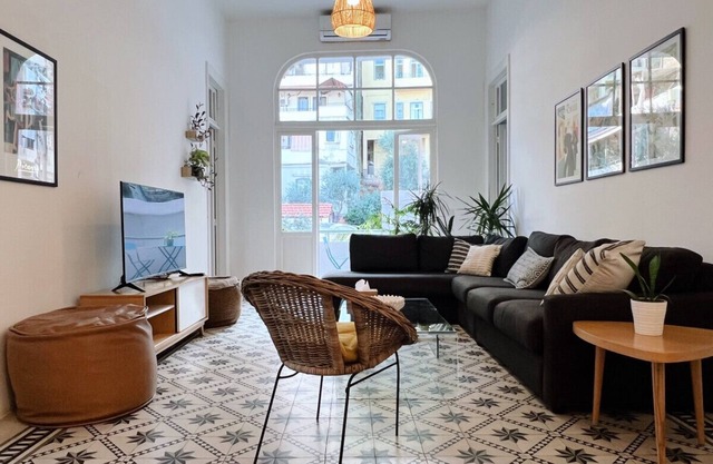 Vintage Apt 4BR MarMikhael w24/7power