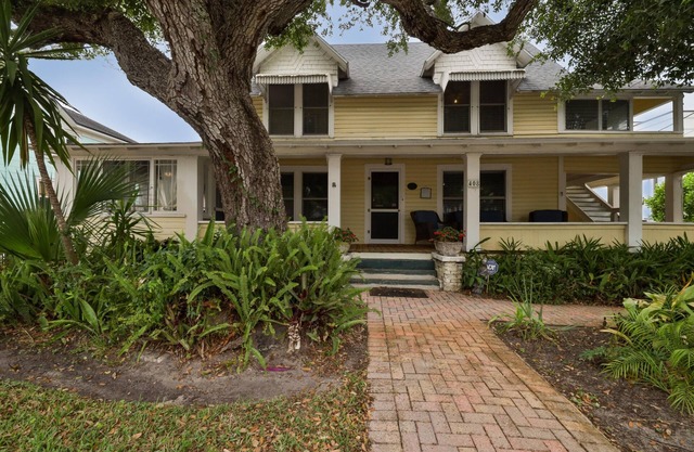 Vintage Coastal Retreat: 2BR Home Near Flagler Ave & Beach