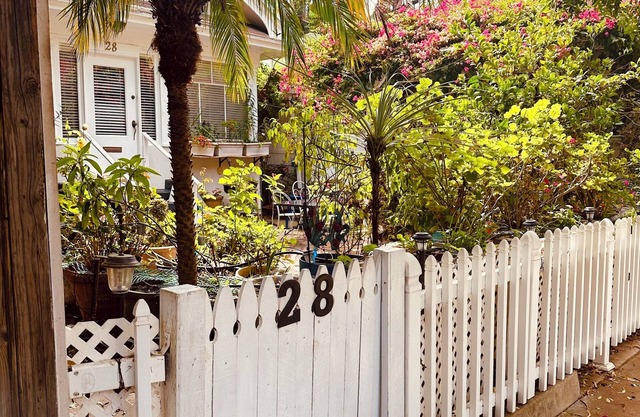 Vintage Cottage steps from Venice Beach