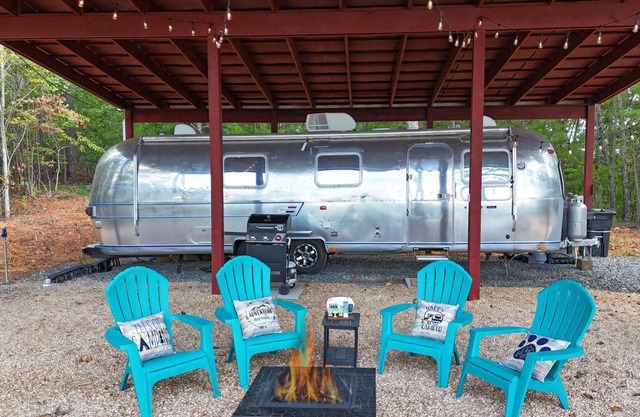 Vintage View - retro, private, LR mountain views!