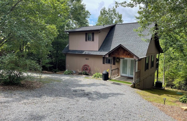 Violet Cabin - Beautiful Mountain View, Rustic Charm w/Jacuzzi & Wood Fireplace