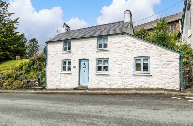 VIOLET COTTAGE, pet friendly, character holiday cottage in Beulah