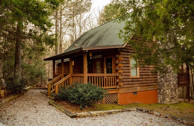 Visit Callaway's Fantasy in Lights at Mountain Getaway - Fiber Wifi and Hot Tub!