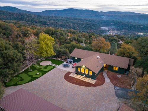 Vista Haven with stunning views/hot tub/mini golf!
