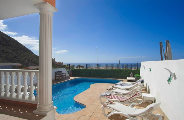 Vista Hermosa, Los Cristianos - 3 bed villa, air con and private heated pool