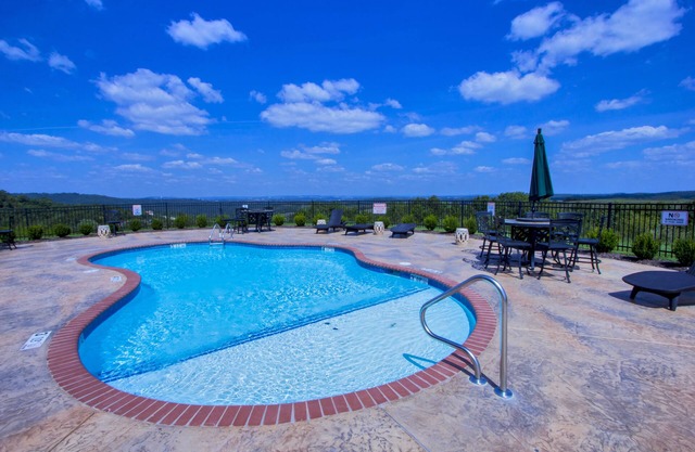 Vista - Sleeps 6-10 4 Bedroom Villa by RedAwning