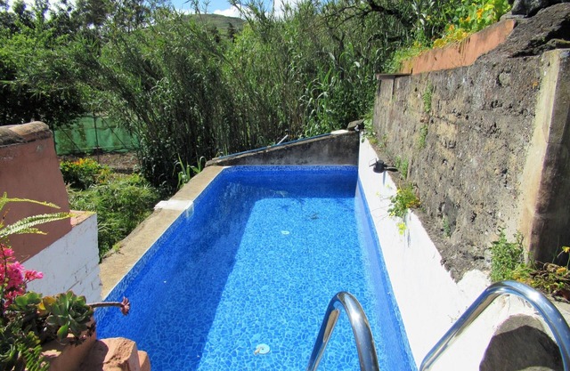 Vivelorural: Alpendre de Ayala, piscina y jardín