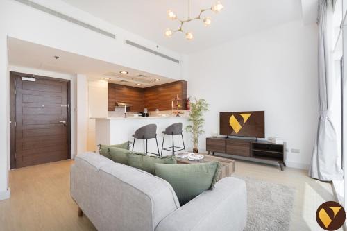 Vogue 1 Bedroom Apartment in Bay Square Business Bay with Large Balcony, Dubai Canal & City View Walkable to Dubai Mall