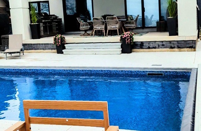 Vogue Vista Lake House Pool Closes Nov 1