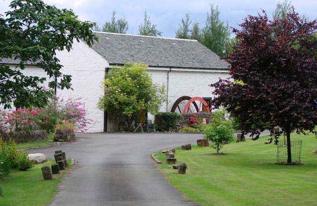 Vorlich Cottage - peaceful relaxing cottage for 4 beside stunning Loch Lomond