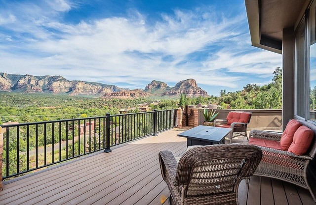 Vortex Horizon ⁓Awesome Views⁓Deck⁓BBQ⁓Fire Table