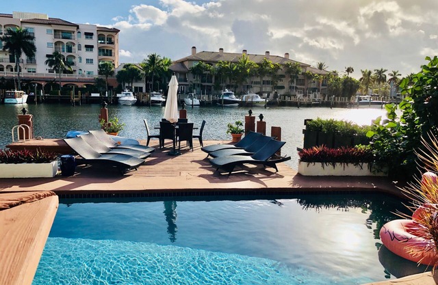 VOTED BEST FORT LAUDERDALE LOCATION! WALK TO SHOPS, RESTURAUNTS, & BEACH.