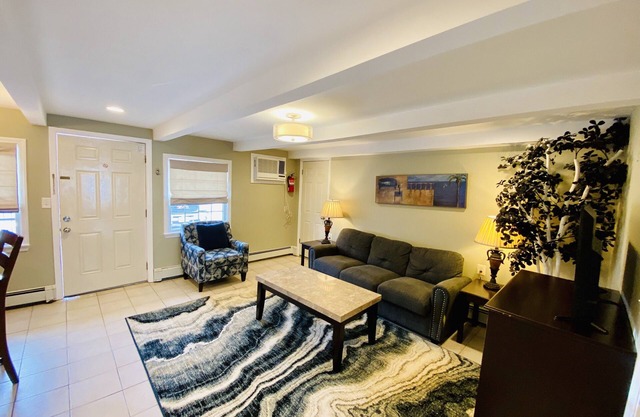 VRBO PREMIER HOST LISTING - 4 BR BEACH SUITE - TWO POOLS. Full Kit & Liv Rm