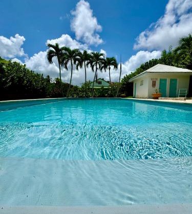 Vue mer et montagne, piscine, proche de la plage avec citerne d eau et parking
