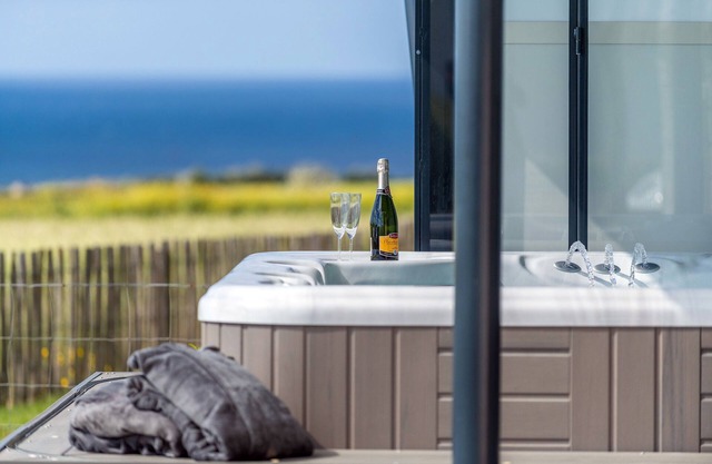 Vue mer panoramique, spa de luxe, proche plage, l'un des Gîtes de Fabie