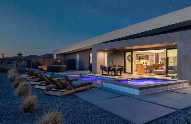 W House: Luxe Near Park Heated Pool & Spa