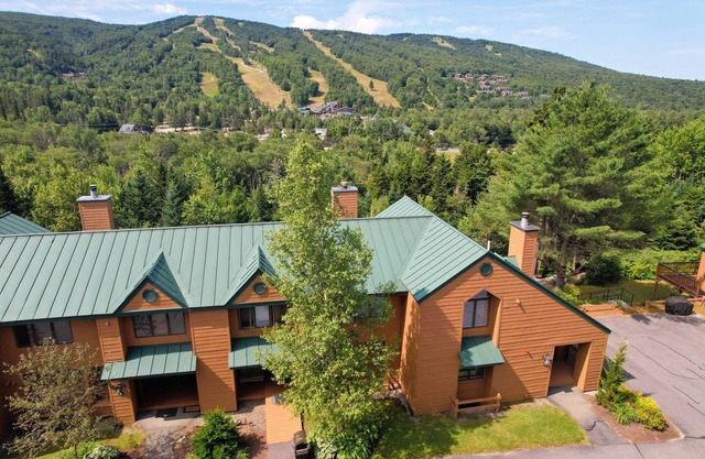 W9 Renovated Bretton Woods condo with great ski slope views, A/C fireplace, 1 minute from skiing!
