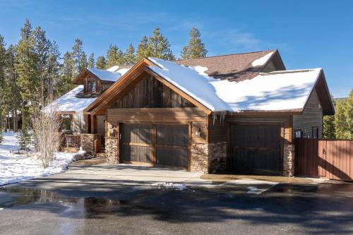 Wagon Ranch Ultimate Retreat with Hot Tub