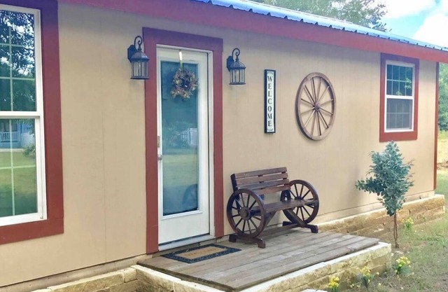 Wagon Wheel Cottage 10 Miles from Silos, Magnolia & Baylor