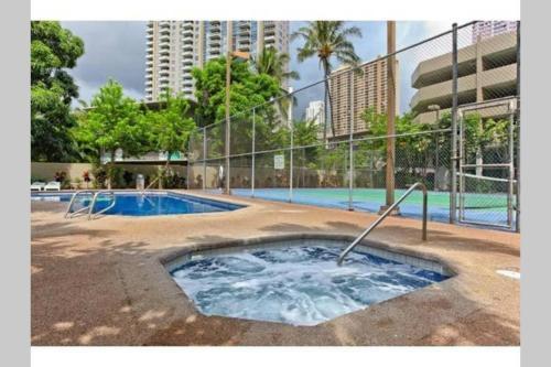 Waikiki Studio Steps to Beach-Mall Free Parking-WiFi