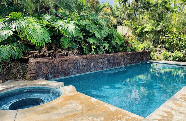Waimea Bay Tropical Retreat w/pool & jacuzzi 2 min walk from the beach!