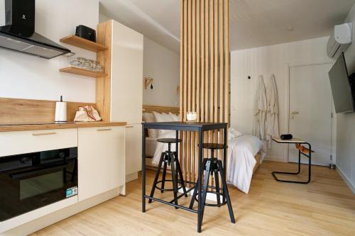 Wake up in white - Private Jacuzzi & cotton comfort