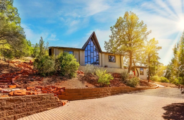 Walk 2 Trails! Pet Friendly! Stunning Views!