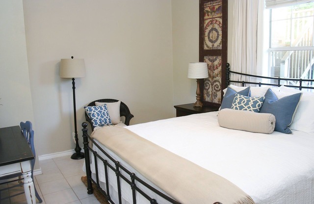Walk .4 Miles to Texas A&M Campus and Aggie Park, Private Entry/Covered Parking