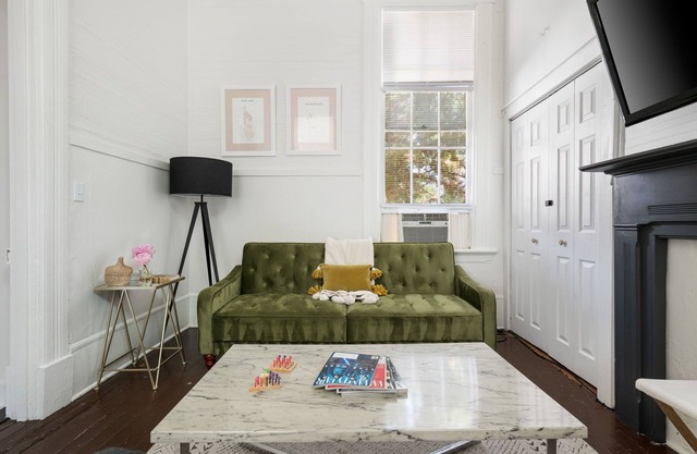 Walk Everywhere Downtown - Charleston Retreat for 2 - Near Dining & Nightlife