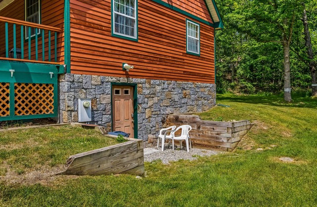 Walk-out apartment near lake & town with spacious yard, washer/dryer & fireplace