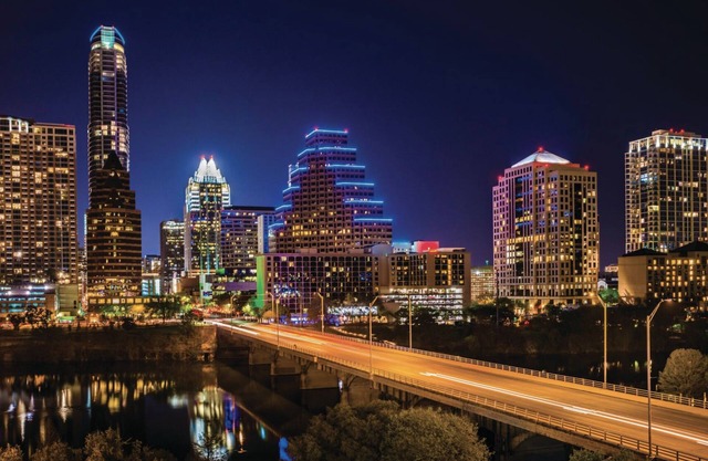 Walk to 6th St! Wyndham Austin Resort ~ w/Rooftop Pool! ~ Sleeps 4