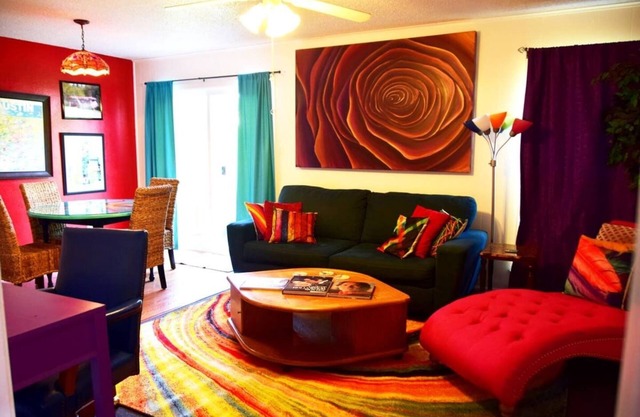 Walk to ACL & Zilker ❤️ King Bed 🐟 Unique Fish Tank Bath ✔️ Patio Grill