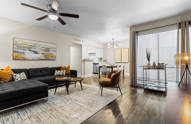 Walk to AT&T/Globe Life -Modern 2 Bedroom Retreat